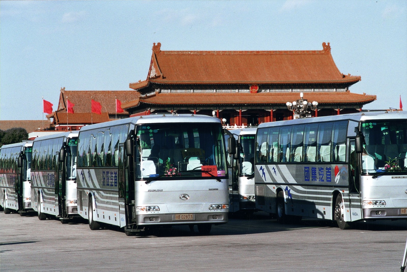 1773843217207 2001-2002年間大金龍成為全國政協、兩會等重大活動的首選服務用車